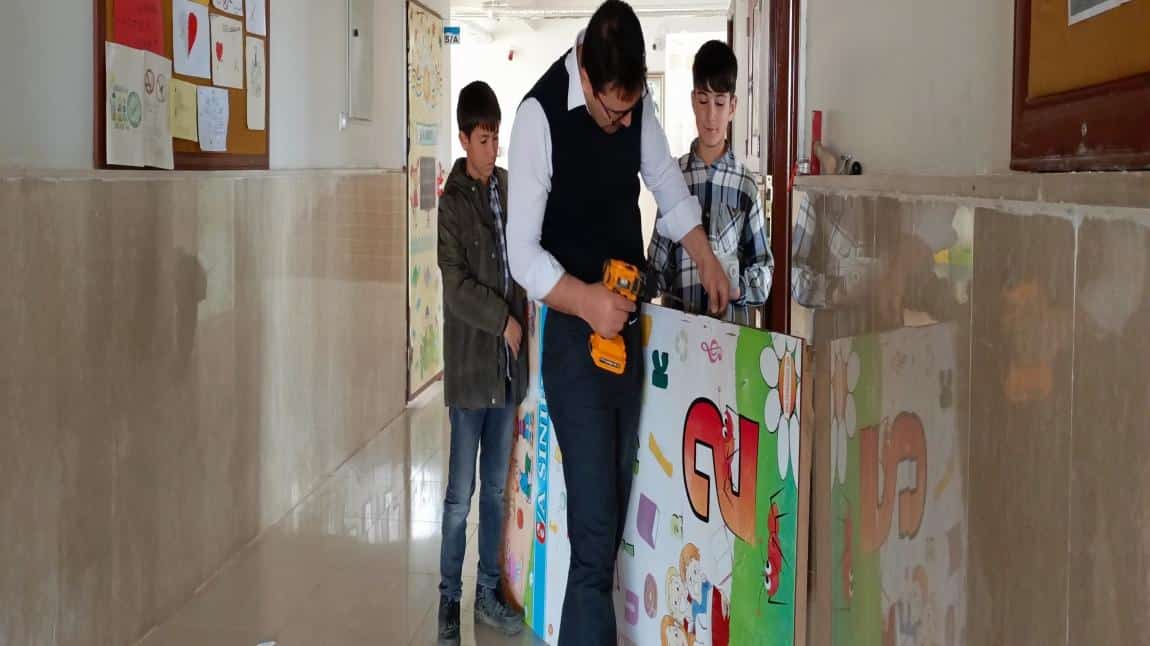 Okul sınıf kapılarını tamirini gerçekleştiriyoruz 